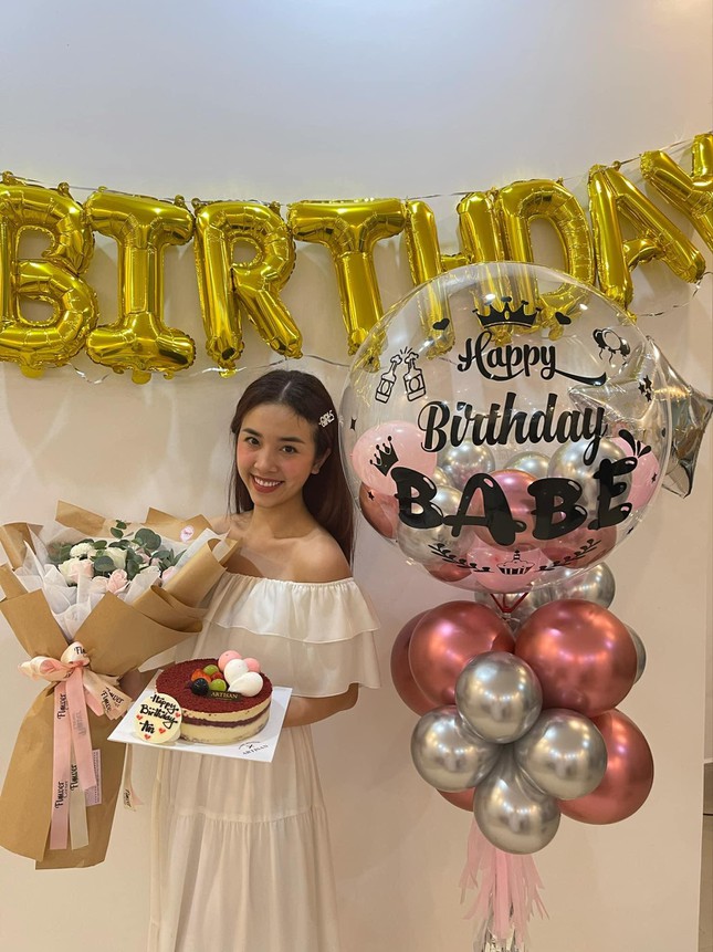 Á hậu Thuý An khoe vai trần quyến rũ, đón sinh nhật giản dị bên ông xã trong mùa dịch