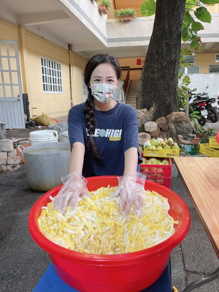 Dậy từ 4 rưỡi sáng, Mai Phương Thuý chuẩn bị các phần ăn cho y bác sĩ tuyến đồng chống dịch