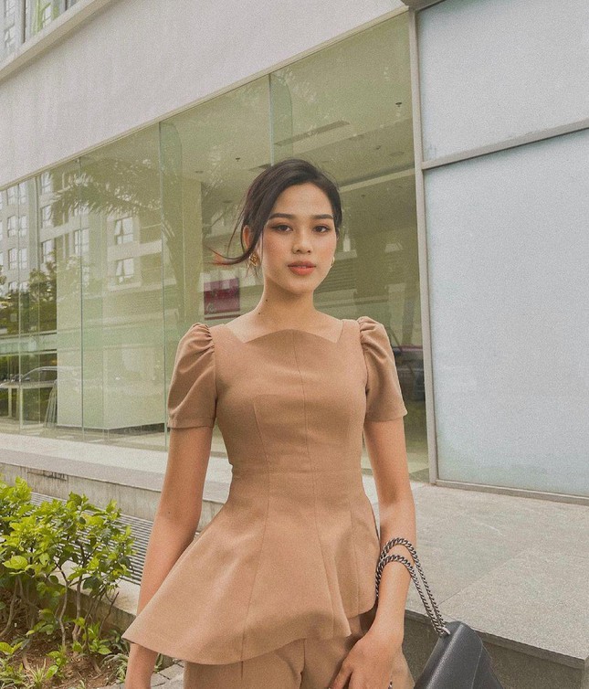 Diện váy áo kín đáo, Hoa hậu Đỗ Thị Hà vẫn xinh đẹp khi đọ sắc Á hậu Phương Nga