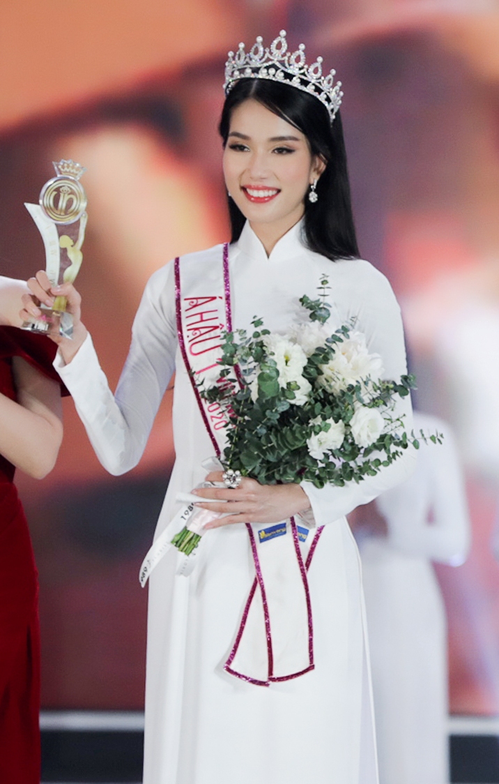 Gam màu trắng thanh lịch là ‘chân ái’ của Á hậu Phương Anh tại Miss International 2021