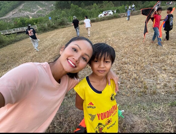 H‘Hen Niê lan tỏa thông điệp ’Tôi chọn giáo dục‘: Trao nhà tình thương, gửi quà tri thức cho trẻ em nghèo