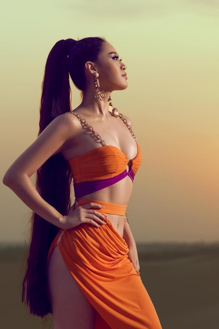 Hoa hậu Khánh Vân tung bộ ảnh cực hot, netizen thắc mắc sao giống y chang bạn thân Luhong?