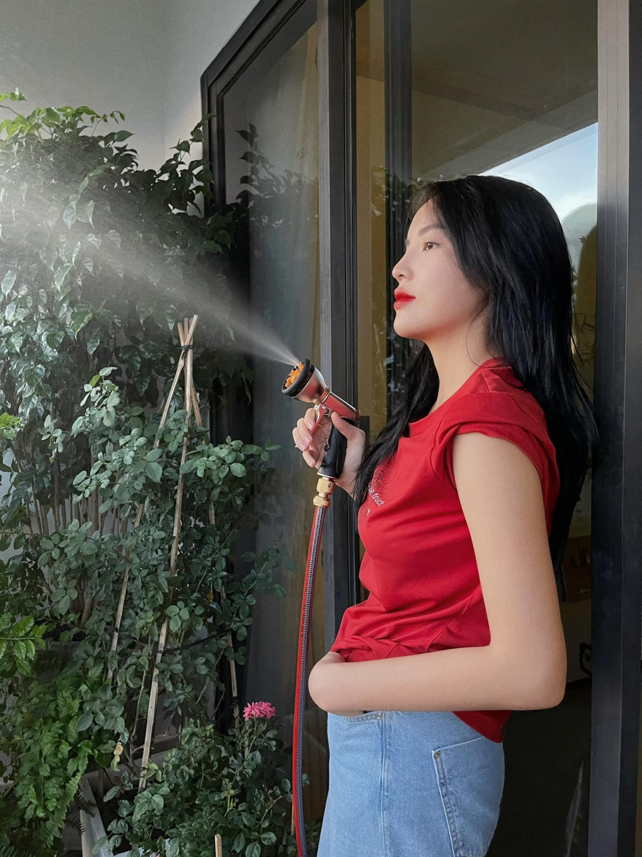 Hoa hậu Kỳ Duyên làm ‘nông dân’ trong căn hộ cao cấp