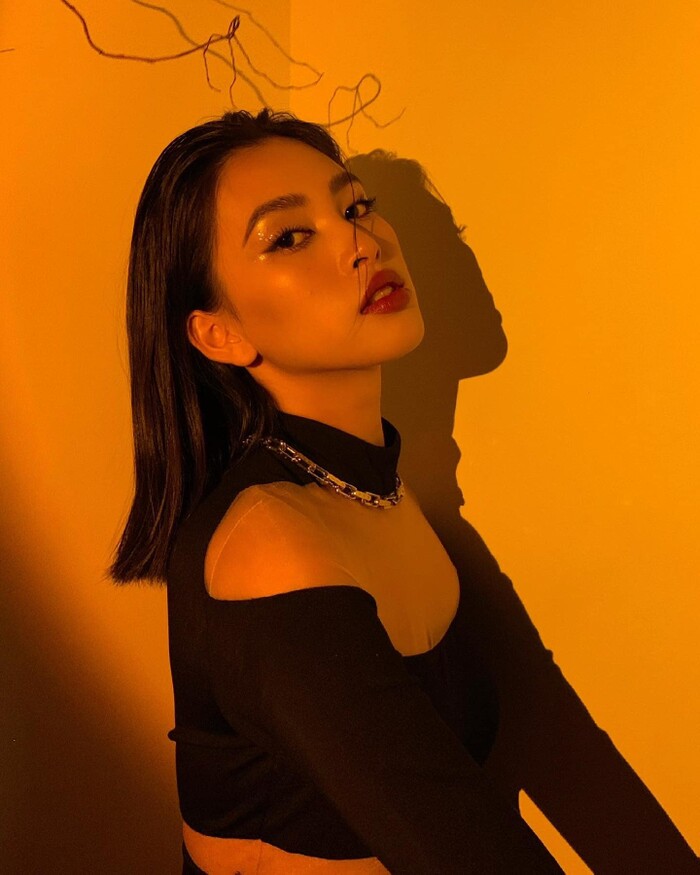 Hoa hậu Tiểu Vy đẹp mơ màng trong loạt ảnh tự chụp, chiếc túi hàng hiệu là điểm nhấn