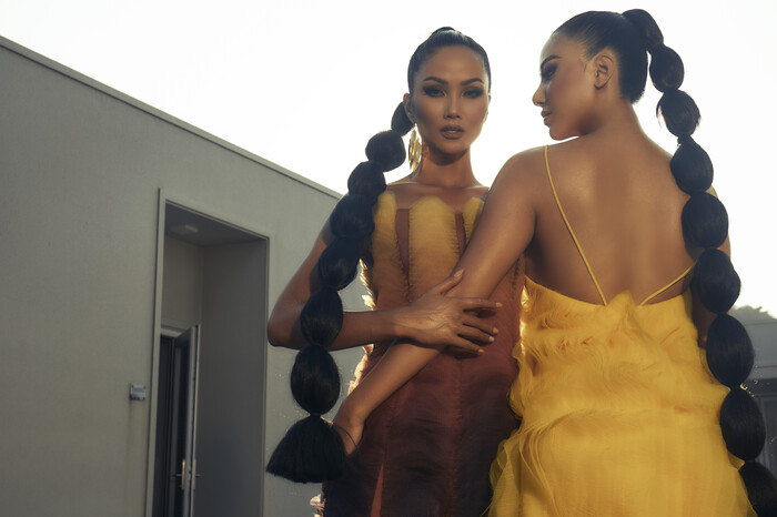 Miss Universe Vietnam 2021 Kim Duyên hóa chị em sinh đôi cùng H‘Hen Niê: Thần thái ma mị, sắc vóc Hoàn vũ