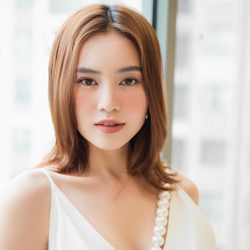 Ninh Dương Lan Ngọc khoe thần thái ngọc nữ trong mẫu váy trắng với thiết kế không dễ mặc
