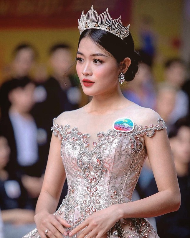 Nữ sinh Hutech xinh đẹp, tài năng và giàu lòng nhân ái