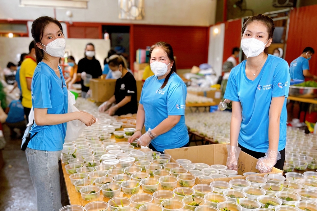 Mẹ và em gái á hậu Ngọc Thảo tham gia nấu cơm từ thiện